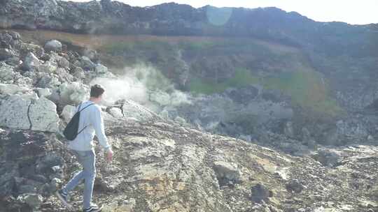 冰岛火山景观中散步的人