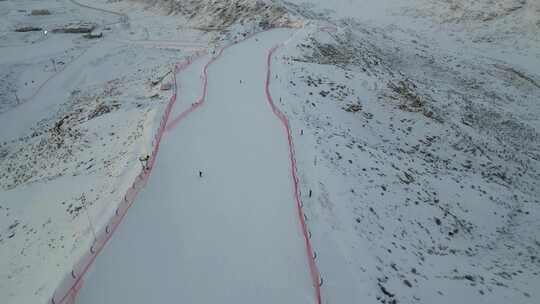 航拍新疆阿勒泰冬天滑雪场单板滑雪