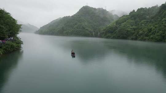 一叶扁舟小东江湖烟雨朦胧航拍长江千岛湖