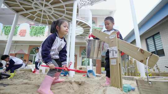 幼儿园小孩子们玩耍视频