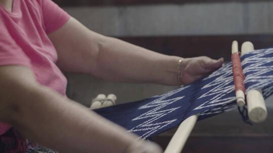 玛雅妇女用传统织布机编织