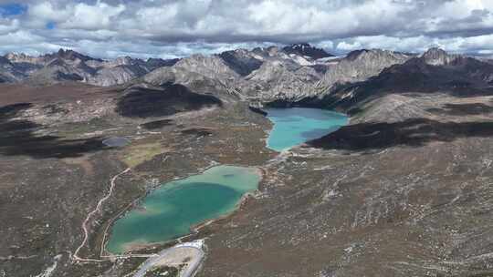 航拍晴朗天气下的四川甘孜姊妹湖风景