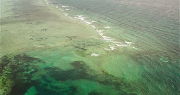 空中拍摄的荒岛风景，白色沙滩，清澈的海水