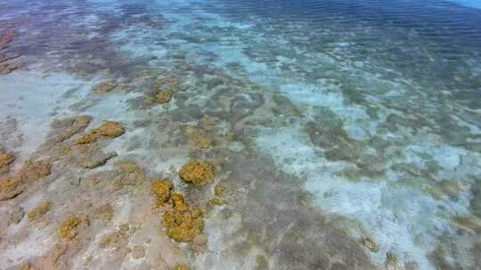 热带海岸线透明绿松石浅蓝色海洋中的白沙珊瑚礁视频素材模板下载