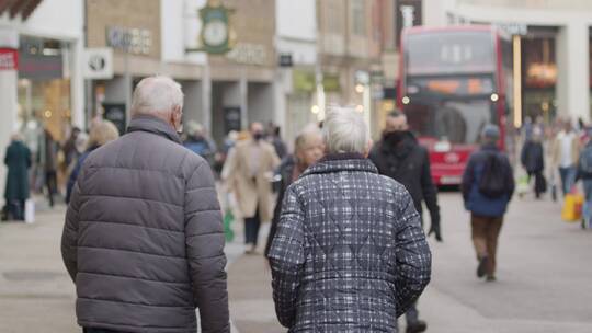 老年夫妻走在街道上