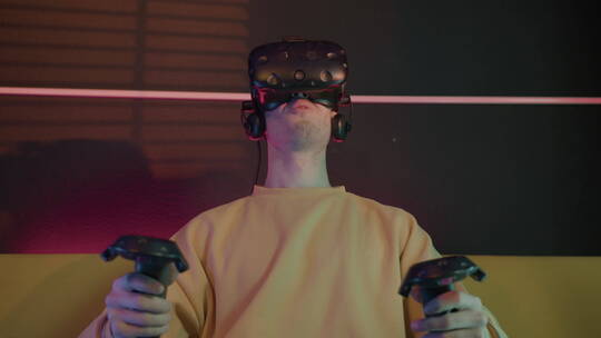 男孩戴着虚拟现实眼镜玩电子游戏视频素材模板下载
