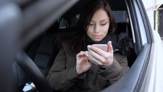 女人在汽车上用手机