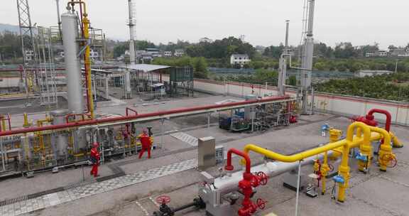 石航拍石油工人巡检天然气集中处理输送中心