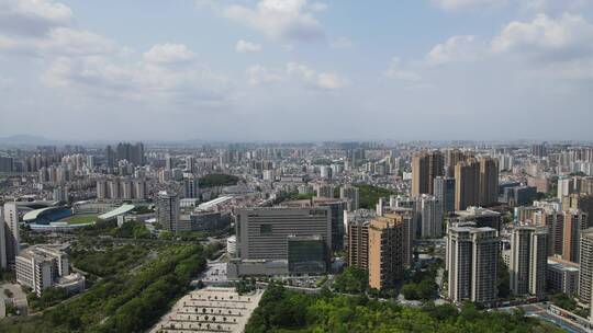 蓝天白云下城市景观