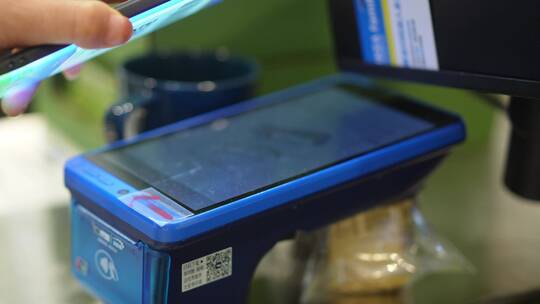 女性在超市使用扫码支付手机支付无线科技
