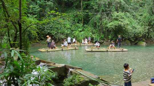 成都青城山后山峡谷森林步道溪流自然景观