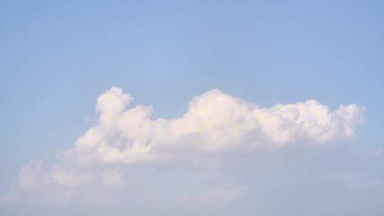 蓝天中的蓬松白云