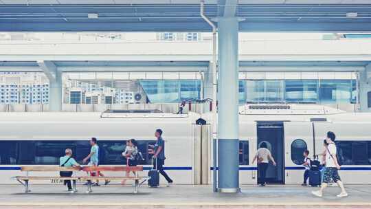 高铁站台行走的旅客上车