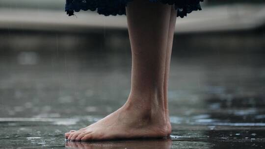 下雨天女孩淋雨在雨中行走脚步4k视频素材
