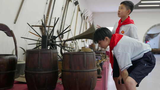 小学生参观民俗农耕文化馆