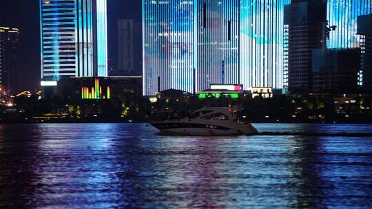游艇航行驶过城市夜景