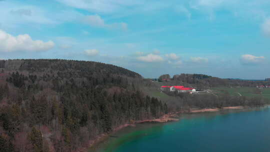 空中接近Gut Kaltenbrunn附近的Tegernsee与晶莹剔透的水。