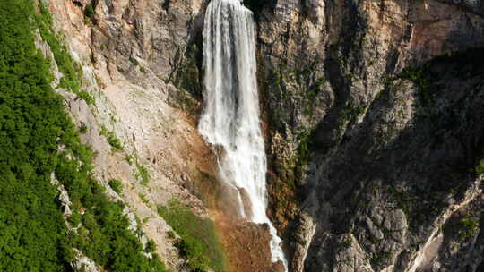 垂直岩壁，中间有博卡瀑布。特里格拉夫国家
