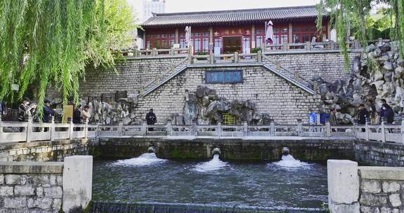 济南护城河泉水