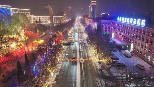 雪夜街道车流与装饰彩灯