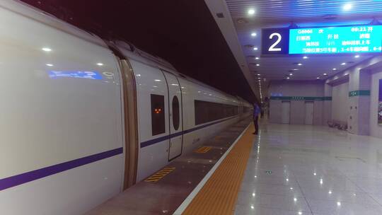 胶东机场地下高铁站火车进出站