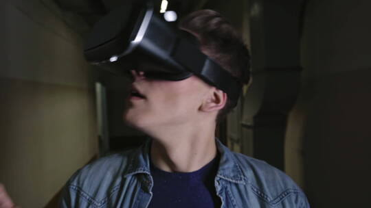 年轻人体验的虚拟现实眼镜