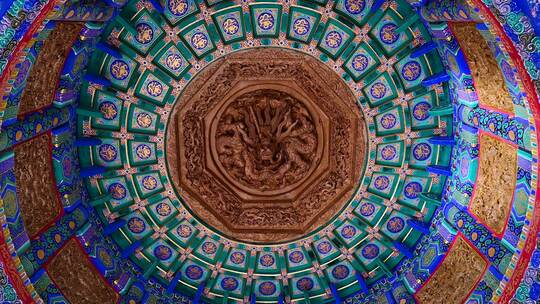 北京北海公园古建筑古亭顶部的龙壁画藻井