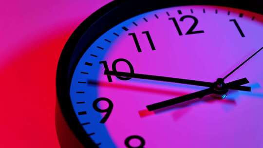 彩色光影下的时钟特写