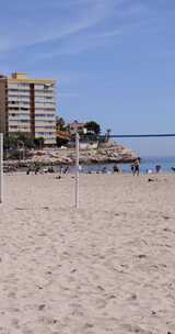 西班牙贝尼多姆镇夏季海滩的肖像镜头