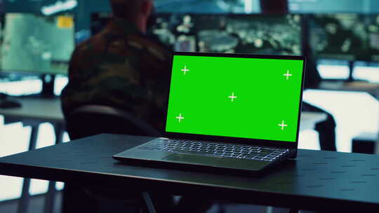 笔记本电脑在陆军作战基地显示孤立的模拟屏