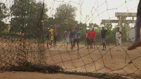 贫困非洲小孩踢足球