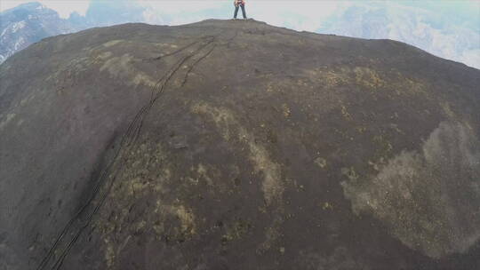 探险家在火山上空观看