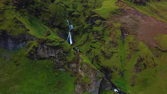 4k冰岛绿色山脉中的瀑布视频素材模板下载