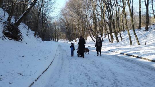 冬季一家人在公园散步