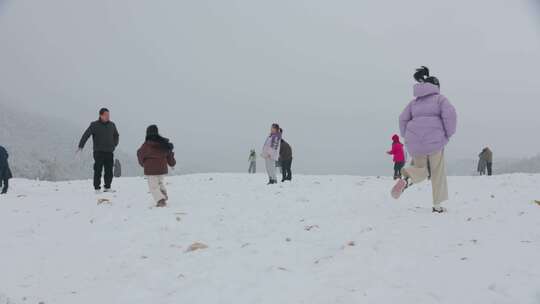 人们在高山的雪地中休闲玩乐活动