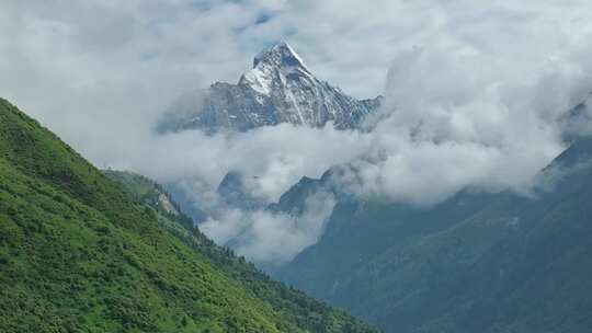 航拍云雾缭绕的四川阿坝四姑娘山幺妹峰