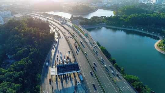 美丽高速公路湖边出口航拍