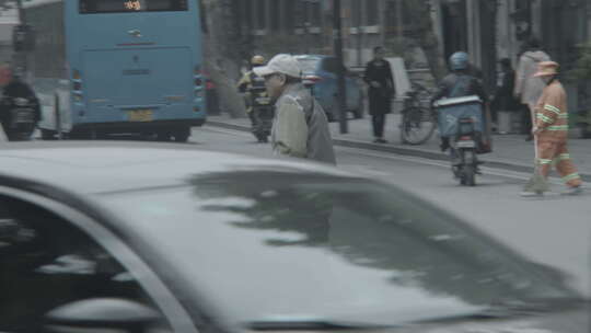 地拍武汉汉口街头老人视频素材模板下载