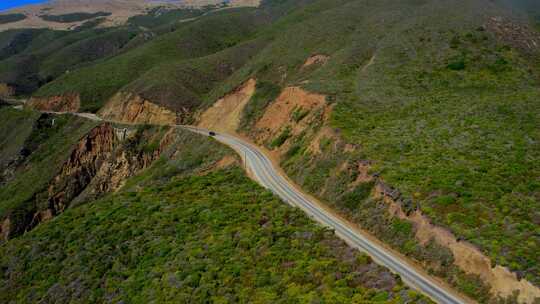 汽车行驶在公路、盘山公路