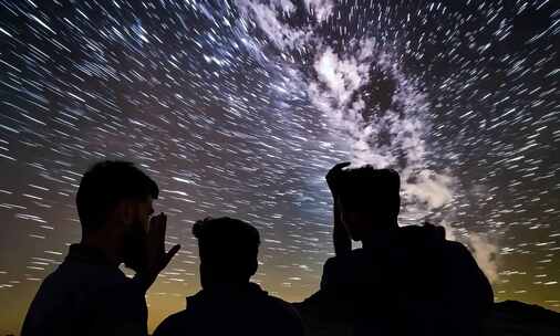 男性 仰望 天空 星空 憧憬 梦想 自由