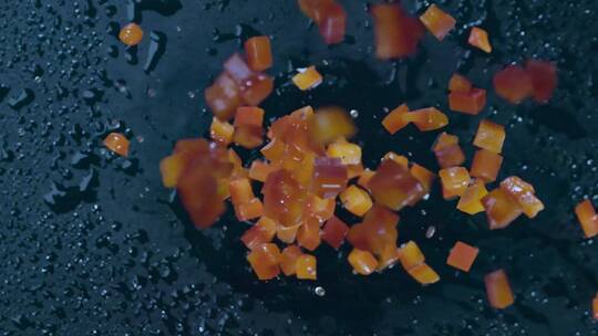 红色辣椒丁视频慢镜头切碎的辣椒落入水中