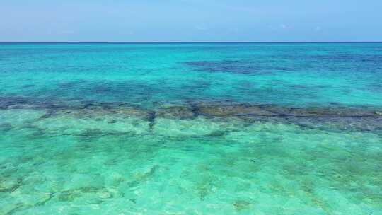 海滩和蓝色海洋