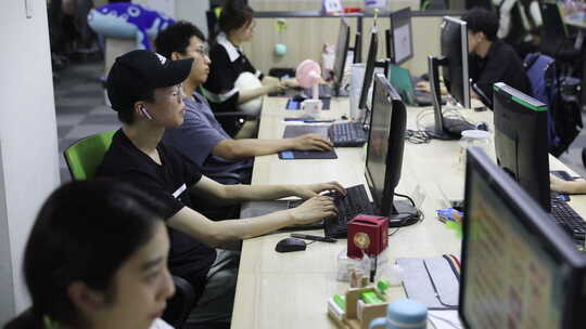 动画游戏公司工作场景