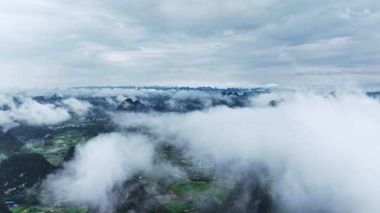 雨后桂林山谷云雾缭绕下的田地和房屋