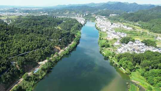 江西婺源青山绿水间的小镇与高架桥全景