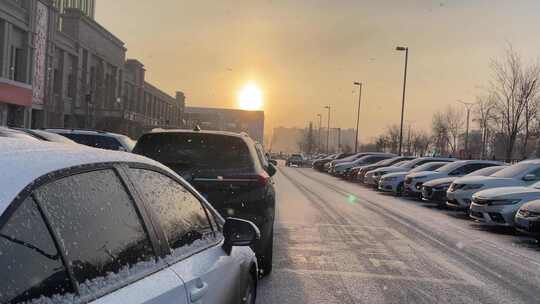 新疆城市冬季日出降雪