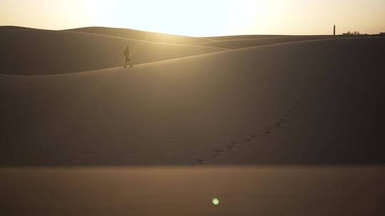 沙漠中行走的人视频素材模板下载