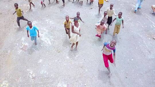 非洲儿童奔跑玩耍