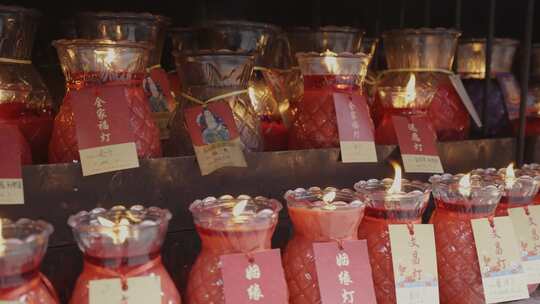 寺庙供奉的蜡烛香油视频素材模板下载