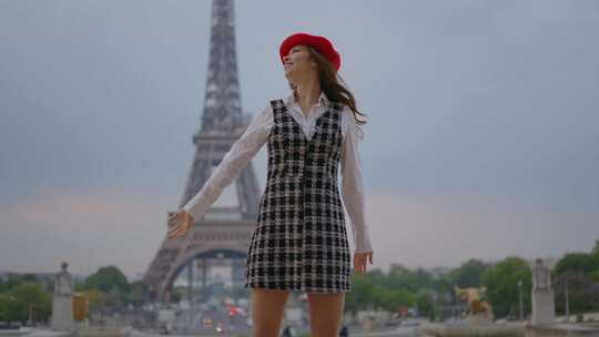 在巴黎铁塔下的女子